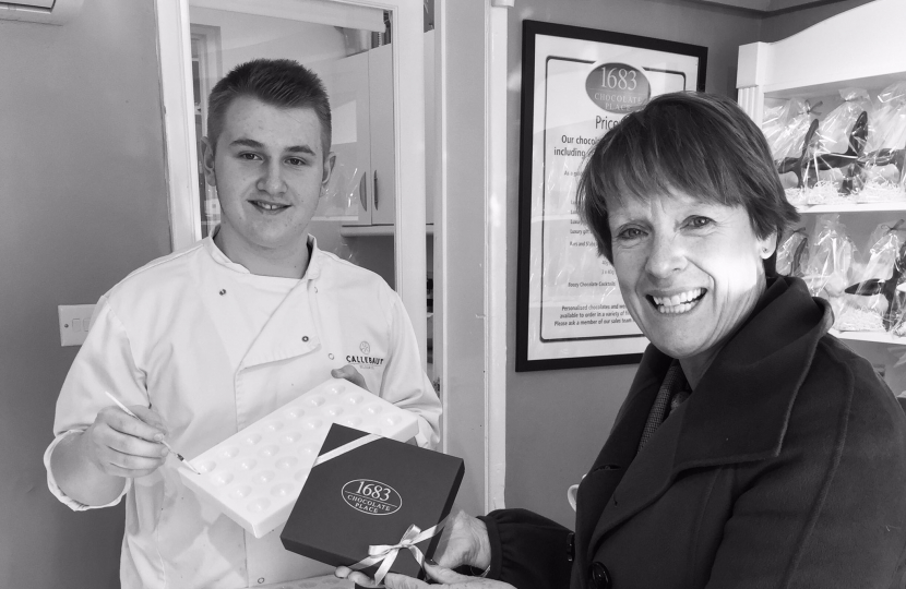 Dame Caroline purchases a selection of chocolates following a ‘delightful’ visit to 1683 Chocolate Place. Local entrepreneur Joesph Vaughan (aged 17) and Meriden MP, Dame Caroline Spelman, pictured. (Credits: 1683 Chocolate Place via Twitter)
